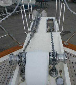 Hydraulic windlass with twin anchors