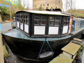 Houseboat 40ft with London mooring  - Bow