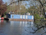 Single storey houseboat