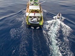 31 meter research vessel with Submarine