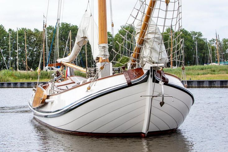 life aboard sailing yacht 'Lemsteraak' 