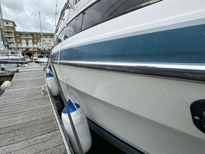 Bayliner 2855 Ciera Sunbridge  - Hull Close Up