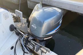 Yamaha 40 outboard motor on 2003 Cap-Ferret 500 S Cabin boat at dock.