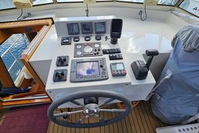 Stevens 1200 Vlet 2005 boat helm with navigation controls and steering wheel.