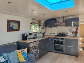 Well-equipped fitted kitchen