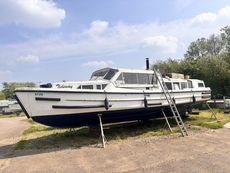 Wide beam Broads Cruiser Houseboat