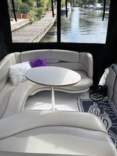 Four Winns Vista 238 &ndash; &ldquo;Care Free&rdquo; --A very sociable cruiser