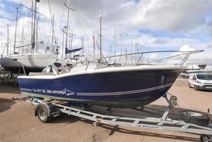 2005 White Shark 205