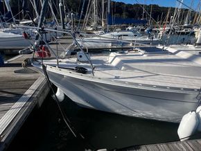 Moody 30  - Bow