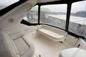 Sealine S28 - starboard side aft seating under canopy