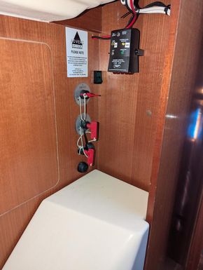 Stbd aft cabin, Batt Sw & Ex temp alarm