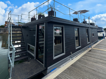 High-spec steel-hulled houseboat