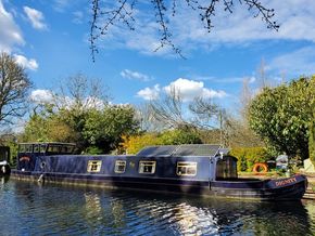 A sunshine life afloat