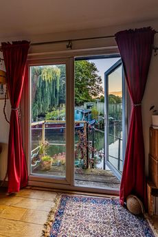 Idyllic Spacious Houseboat &ndash; Swan Island &ndash; Full Residential Mooring