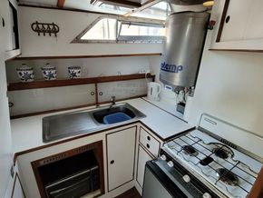 Broom 37 Continental Coastal and river cruiser - Galley