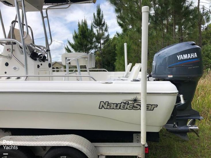 2005 Nauticstar 2200 bay