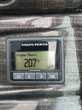 2017 Monterey 275 Sport Yacht 10