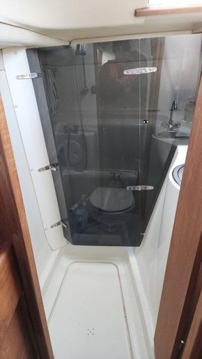 Shower screen keeps the loo dry