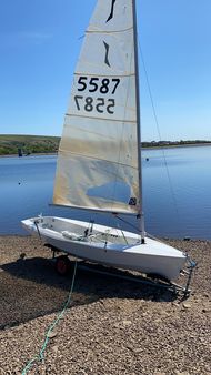 Solo Dinghy 5587.