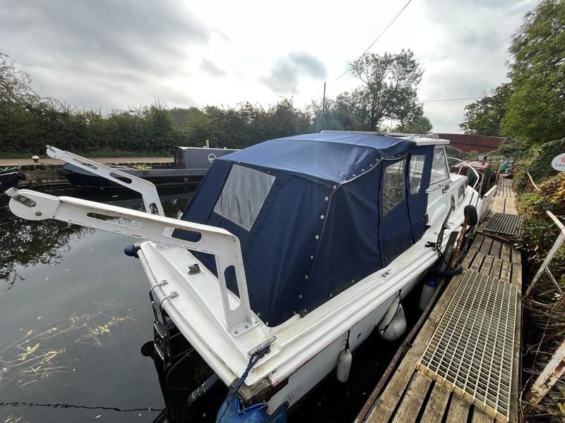 Project 32 widebeam twin diesel engine