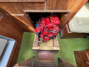 She 33  - Engine