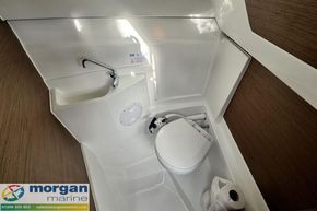 Jeanneau-Merry-Fisher-695-Series-2-Sylvia-Jean-toliet