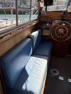 Wheelhouse bench seat