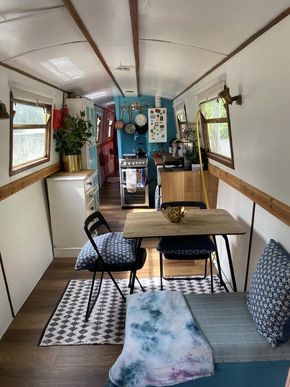 Dining area & galley