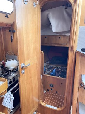 Peak into starboard aft cabin