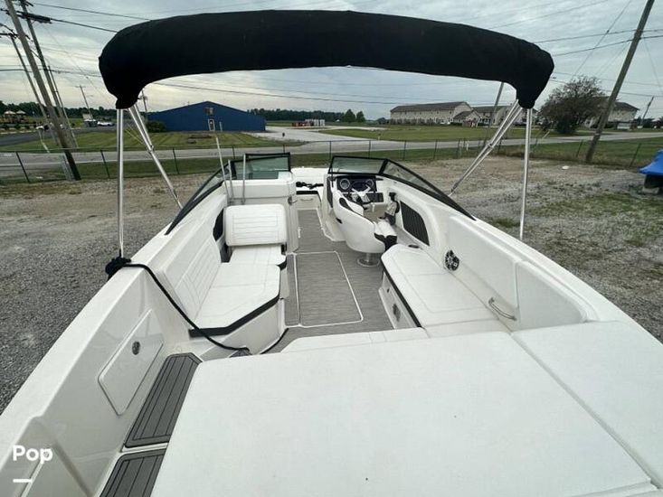 2019 Sea Ray 230 spx