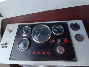 Elysian  27 Aft cabin cruiser - Cockpit Instruments