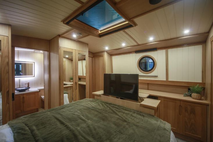 BESPOKE BOAT CO 65ft WIDEBEAM
