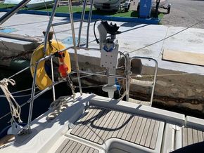 Aft rail with elec outboard mounting bracket
