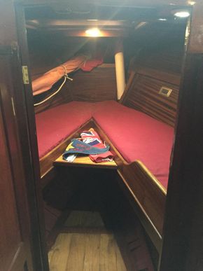 Forward cabin with 2 berths