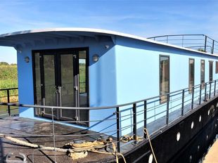 Magnificent 4 double bedroom house boat