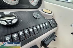 Rinker-Fiesta-Vee-250-electronics