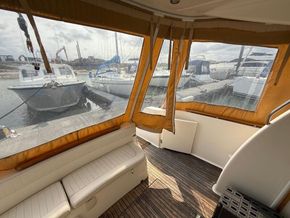 Jeanneau Prestige 32 Flybridge Extended Swim Platform - Cockpit