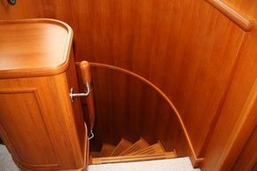 stairway to lower level accomadation