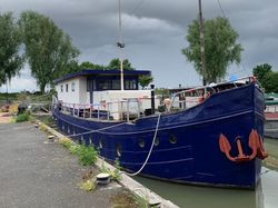 3 bed houseboat on residential mooring