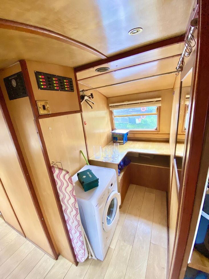 57ft x 10ft Wide Beam houseboat