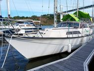 BOAT HOLIDAY HOME IN BRITTANY, FRANCE, EXCELLENT BENETEAU 32 EVASION