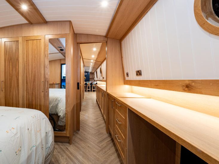 BESPOKE BOAT CO 65ft WIDEBEAM
