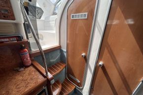 Sealine S28 - steps from cabin to cockpit