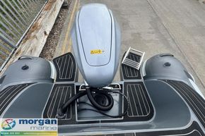 Highfield Sport 520 - top of engine