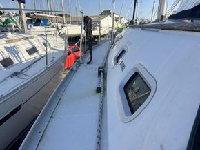 Jeanneau Sun Odyssey 37 Owners version - Side Deck