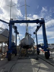 30 ton Wise boat hoist.