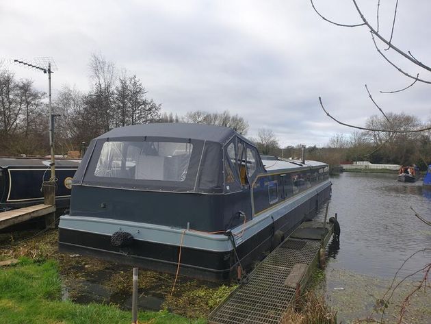 Bumblebee - 70' x 12'6" Widebeam 2 bedroom Liveaboard at London
