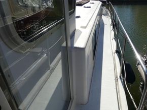 Locaboat 1106 ex hire cruiser - Side Deck