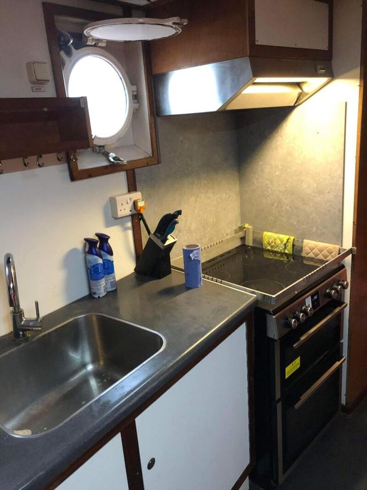 WELL MAINTAINED SINGLE SCREW TUG FOR SALE