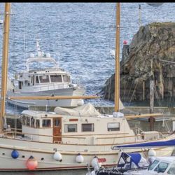 Motor-sailer.    ketch rig